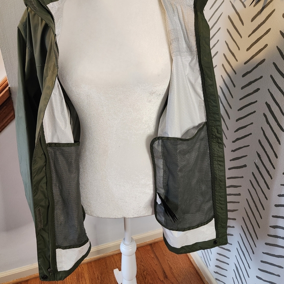 Marmot Women's Green Waterproof Jacket - Picture 3 of 15